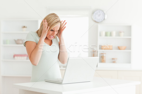 Stok fotoğraf: üzgün · kadın · bakıyor · dizüstü · bilgisayar · saat · mutfak