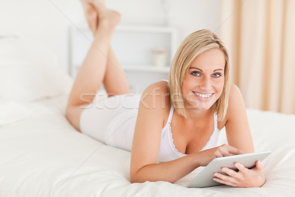 Mujer sonriente cama ordenador modelo casa Foto stock © wavebreak_media