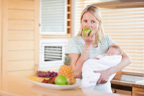 Foto stock: Mulher · jovem · bebê · brasão · alimentação · maçã · comida