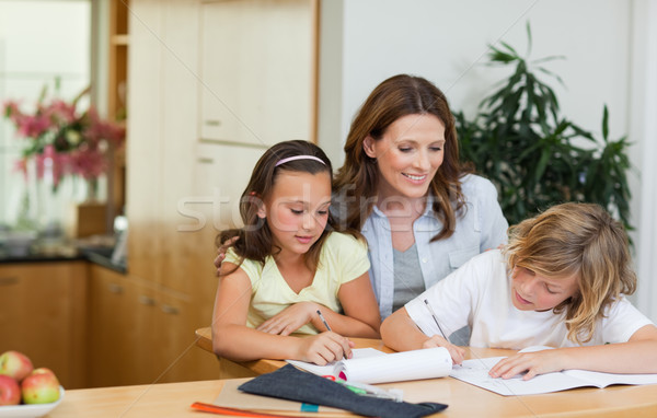 Stok fotoğraf: Anne · bakmak · ödev · kadın · kız · kitap