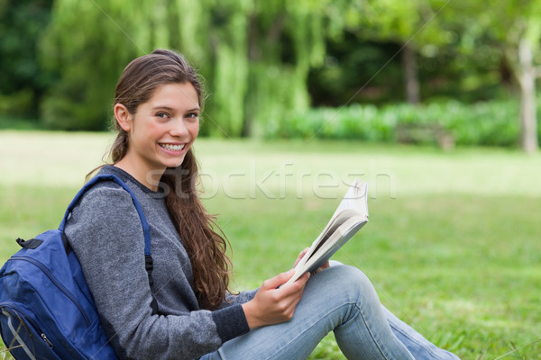 Stock foto: Jungen · lächelnd · Mädchen · halten · Buch · Sitzung