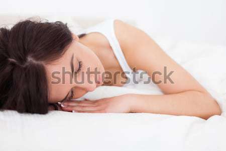 Сток-фото: брюнетка · женщину · падение · спящий · кровать