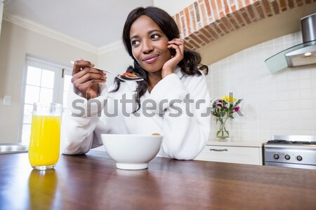 Femeie vorbesc telefon mic dejun femeie zambitoare bucătărie Imagine de stoc © wavebreak_media