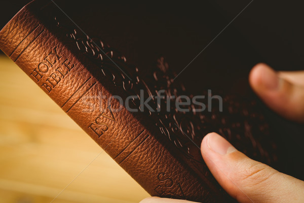 Om rugăciune Biblie masa de lemn carte rugăciune Imagine de stoc © wavebreak_media