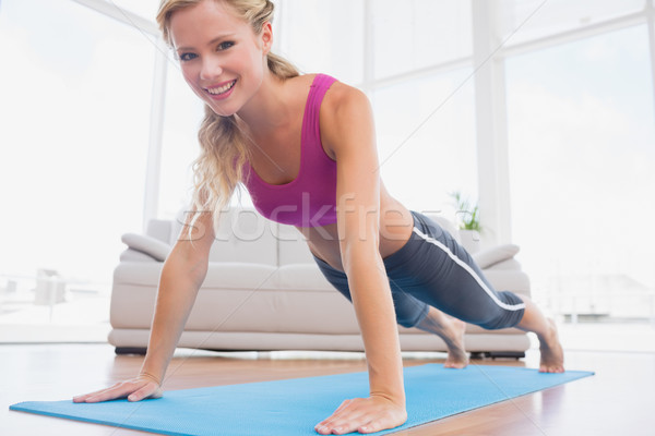 Erős szőke nő palánk pozició testmozgás mosolyog Stock fotó © wavebreak_media