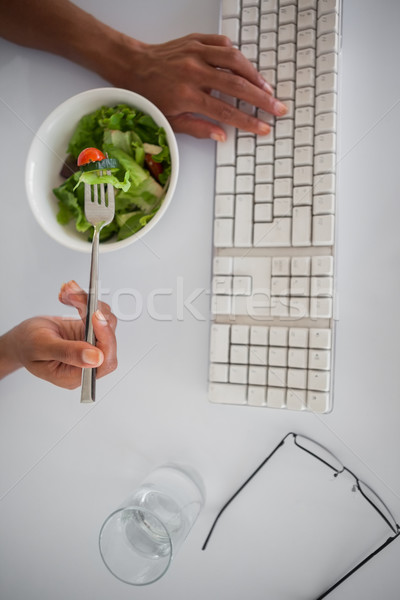 Işkadını yeme salata büro ofis bilgisayar Stok fotoğraf © wavebreak_media