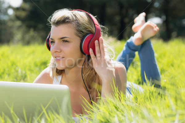 Joli herbe utilisant un ordinateur portable écouter de la musique [[stock_photo]] © wavebreak_media