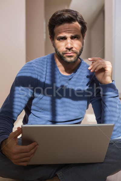 Foto stock: Deprimido · hombre · sesión · piso · usando · la · computadora · portátil · habitación · vacía