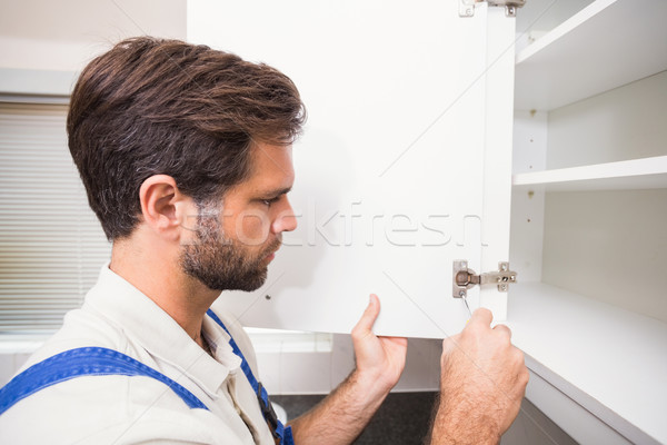 Handyman para cima prateleira cozinha homem trabalhando Foto stock © wavebreak_media