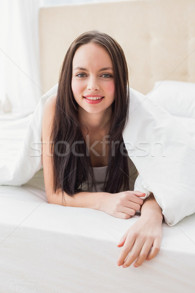 Destul de bruneta pat acasă dormitor fericit Imagine de stoc © wavebreak_media