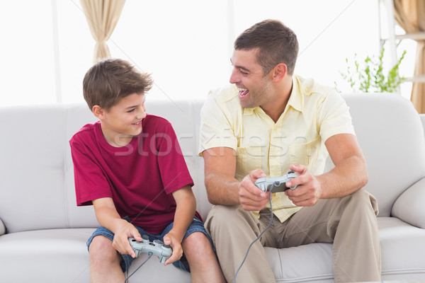 父親的兒子 播放 視頻遊戲 家 快樂 沙發 商業照片 © wavebreak_media