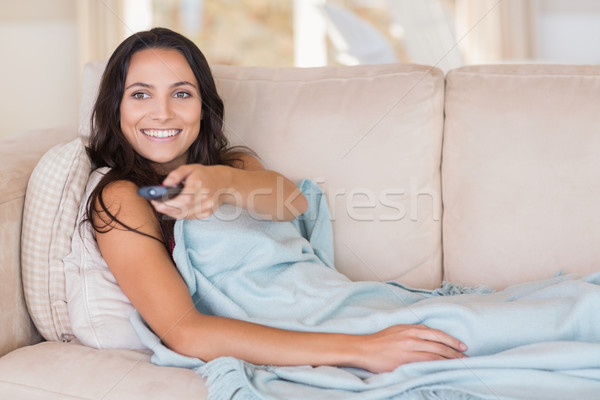 Ziemlich Brünette entspannenden Couch home Wohnzimmer Stock foto © wavebreak_media