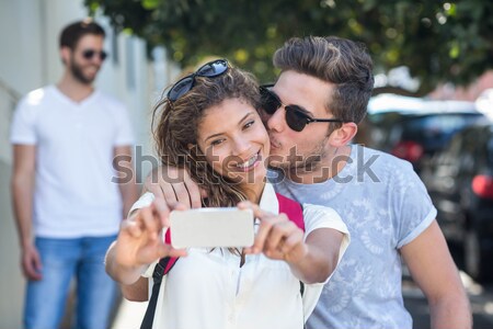 Glücklich Paar lächelnd andere schauen Handy Stock foto © wavebreak_media