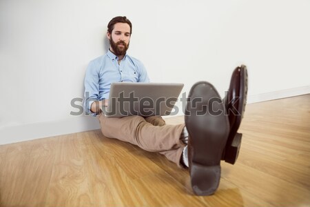 Gut aussehend Hipster mit Laptop Holzboden Computer Notebook Stock foto © wavebreak_media