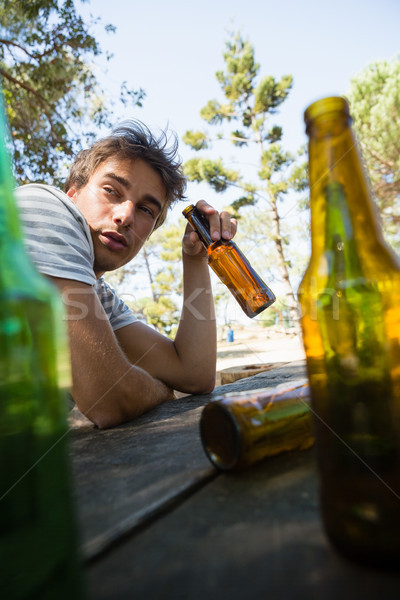 Uomo bere birra bottiglia parco inconscio Foto d'archivio © wavebreak_media