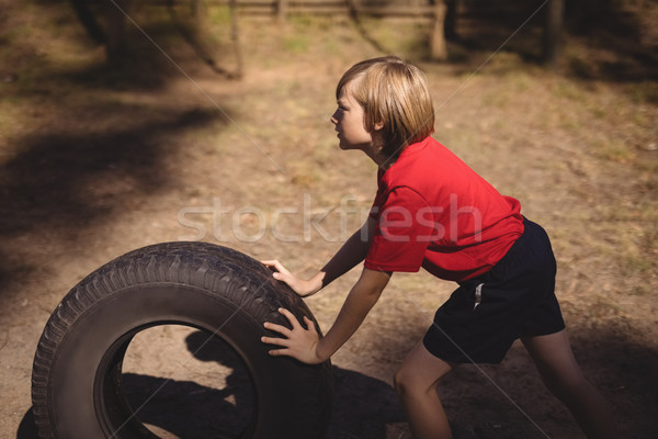 Bestimmt Mädchen riesige Reifen Hindernisstrecke Stock foto © wavebreak_media