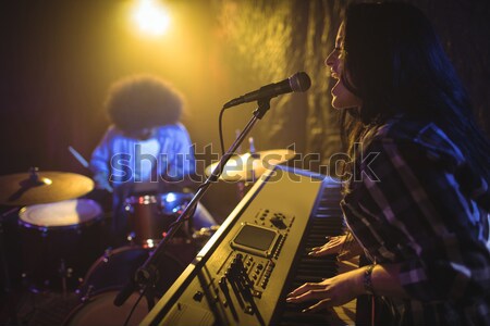 мужчины барабанщик волос играет барабан Сток-фото © wavebreak_media