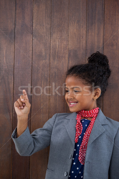 Foto stock: Sonriendo · mujer · de · negocios · tocar · invisible · interfaz · pie