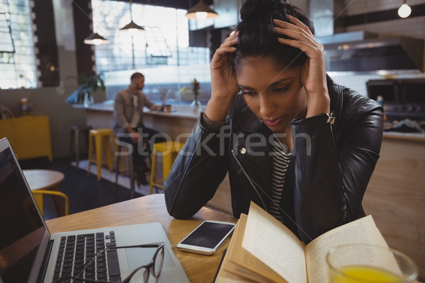 Frustriert Frau Buch Laptop Kaffeehaus Stock foto © wavebreak_media