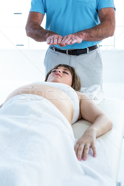 Vedere femeie gravida relaxare masculin terapeutul Imagine de stoc © wavebreak_media