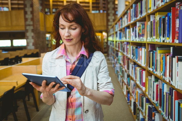 Maturité étudiant bibliothèque comprimé Université femme [[stock_photo]] © wavebreak_media