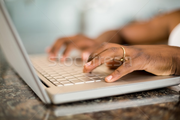 Stockfoto: Mannelijk · handen · typen · home