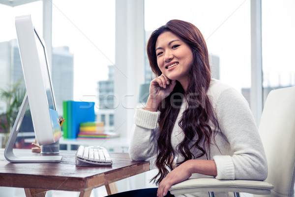 Sonriendo Asia mujer mano mejilla posando Foto stock © wavebreak_media