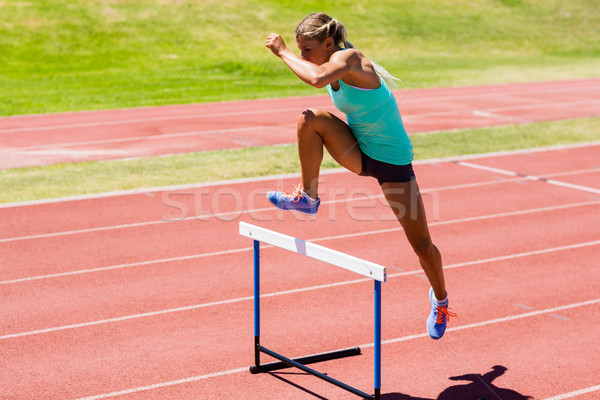 Femminile atleta jumping sopra donna esecuzione Foto d'archivio © wavebreak_media