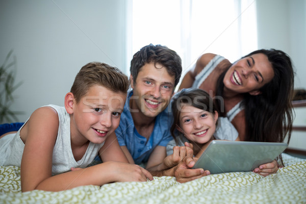 Fericit de familie digital comprimat dormitor acasă portret Imagine de stoc © wavebreak_media