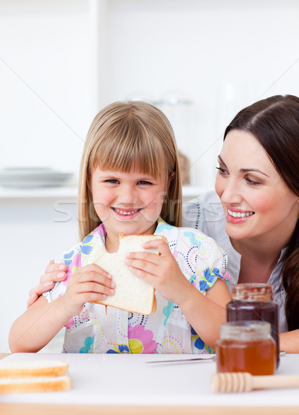 Stok fotoğraf: Mutlu · küçük · kız · anne · yeme · dilimleri · ekmek