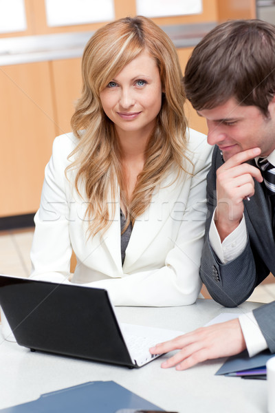 Zwei eleganten Geschäftsleute arbeiten Präsentation Büroarbeit Stock foto © wavebreak_media