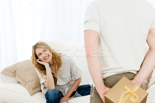 [[stock_photo]]: Homme · offrant · cadeau · femme · maison · chambre