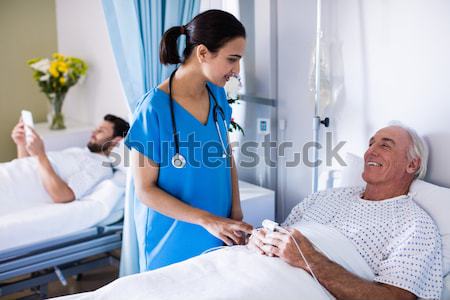 Starszy lekarza ciśnienie krwi pacjenta dziewczyna Zdjęcia stock © wavebreak_media