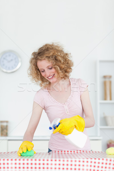 Foto stock: Mujer · limpieza · tabla · de · cortar · cocina · apartamento