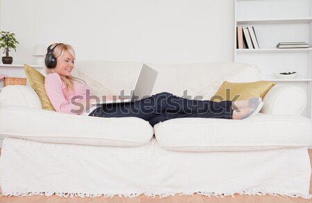 Frau beobachten Film Laptop Wohnzimmer Lächeln Stock foto © wavebreak_media