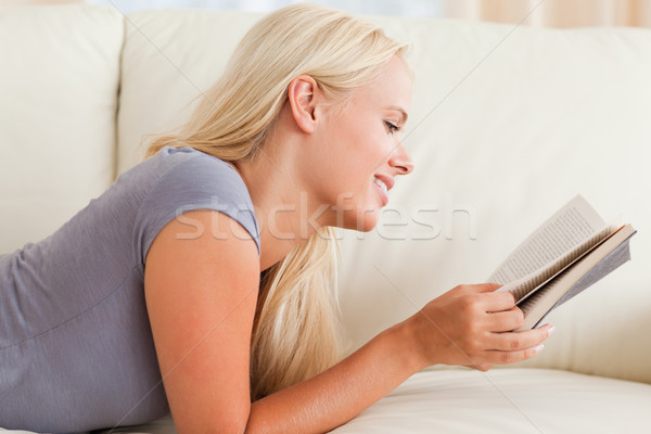 [[stock_photo]]: Cute · femme · lecture · livre · salon · sourire