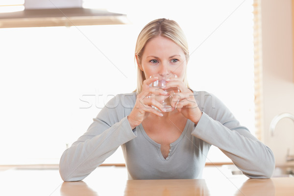 Mulher jovem sorvo água saúde tabela beber Foto stock © wavebreak_media