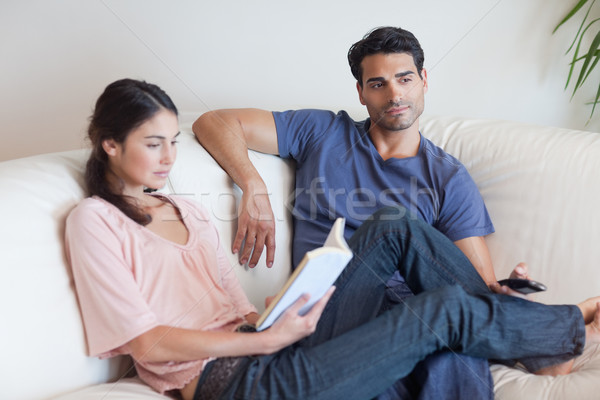 Femme lecture livre copain salon [[stock_photo]] © wavebreak_media