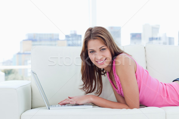 Jeune femme regarder caméra sourire heureux [[stock_photo]] © wavebreak_media