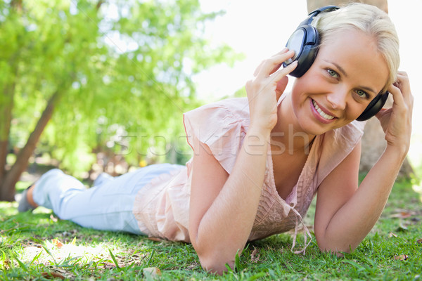 微笑 年輕女子 享受 音樂 草 美女 商業照片 © wavebreak_media