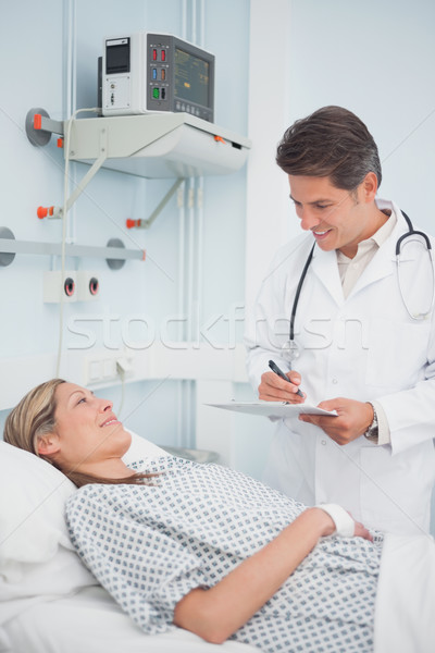 Orvos áll tart diagram kórház nő Stock fotó © wavebreak_media
