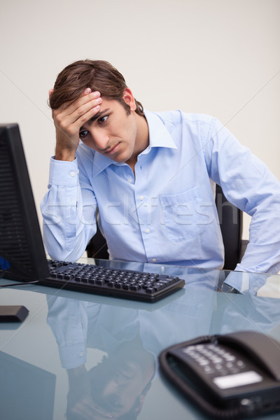 商业照片: 年轻 · 紧张 · 商人 · 坐在 ·头