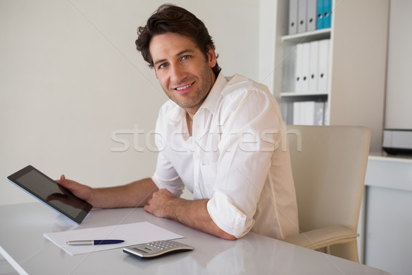 Stockfoto: Toevallig · glimlachend · zakenman · tablet · calculator · kantoor