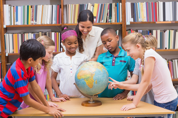 Foto stock: Bonitinho · alunos · professor · olhando · globo · biblioteca