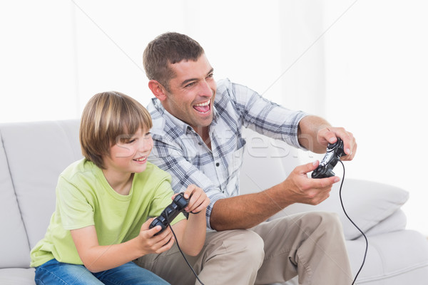 父親的兒子 播放 視頻遊戲 快樂 沙發 愛 商業照片 © wavebreak_media
