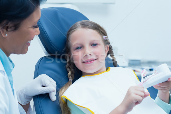 女 牙科醫生 教學 女孩 刷 牙齒 商業照片 © wavebreak_media