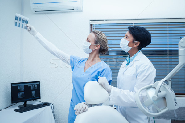[[stock_photo]]: Concentré · dentistes · regarder · xray · deux · équipe