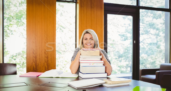 Souriant maturité étudiant livres [[stock_photo]] © wavebreak_media