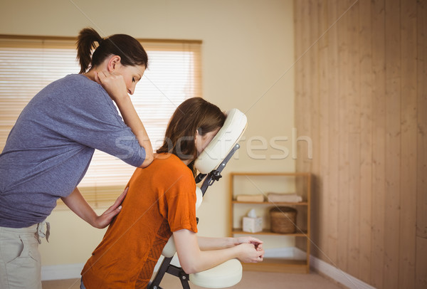 Jeune femme massage président thérapie chambre femme [[stock_photo]] © wavebreak_media