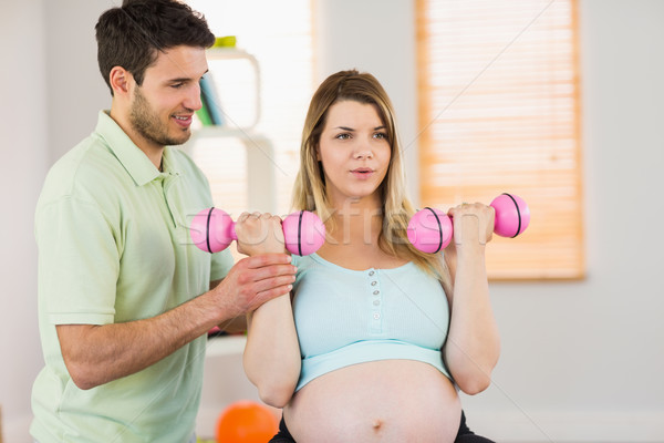 Femme enceinte séance exercice balle haltères [[stock_photo]] © wavebreak_media